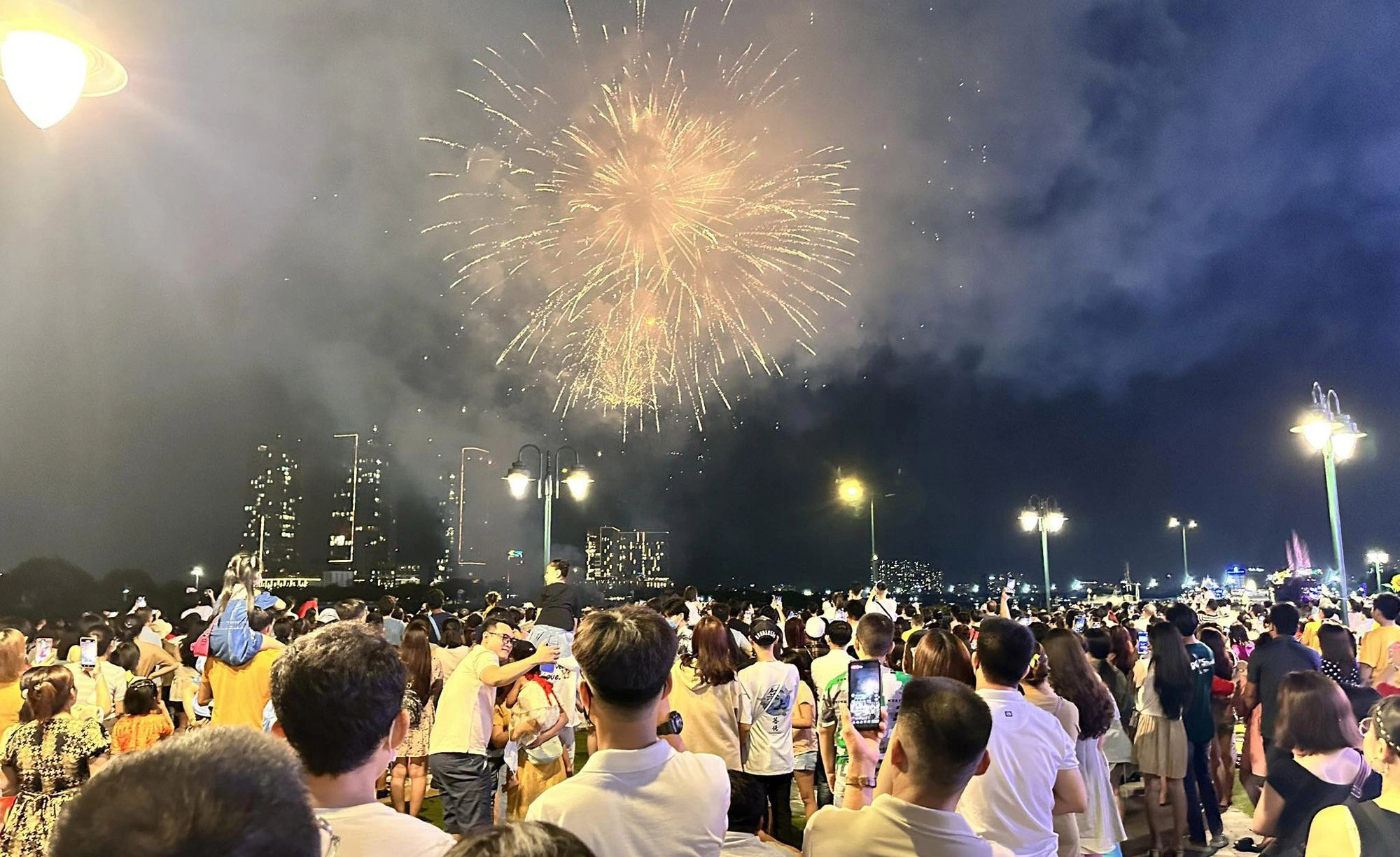 Vi tri xem le hoi phao hoa Da Nang dep-Tuyen duong